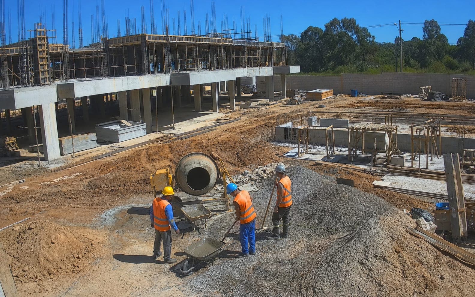 Canteiro de obras em dia claro visto pela câmera fixa